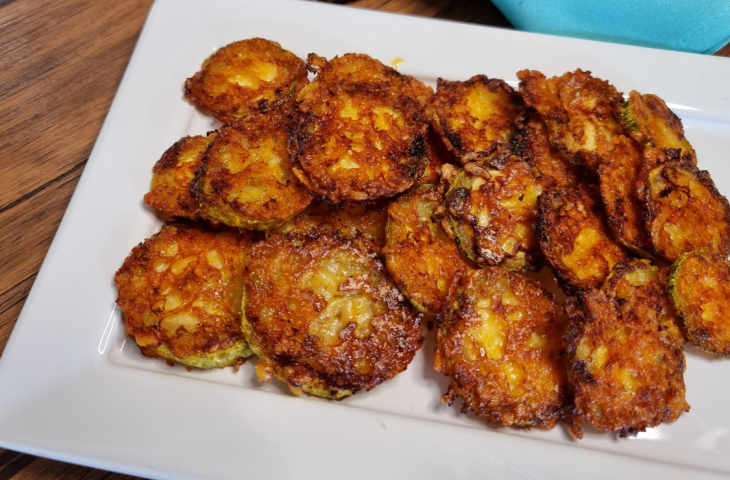 Chips de abobrinha com parmesão