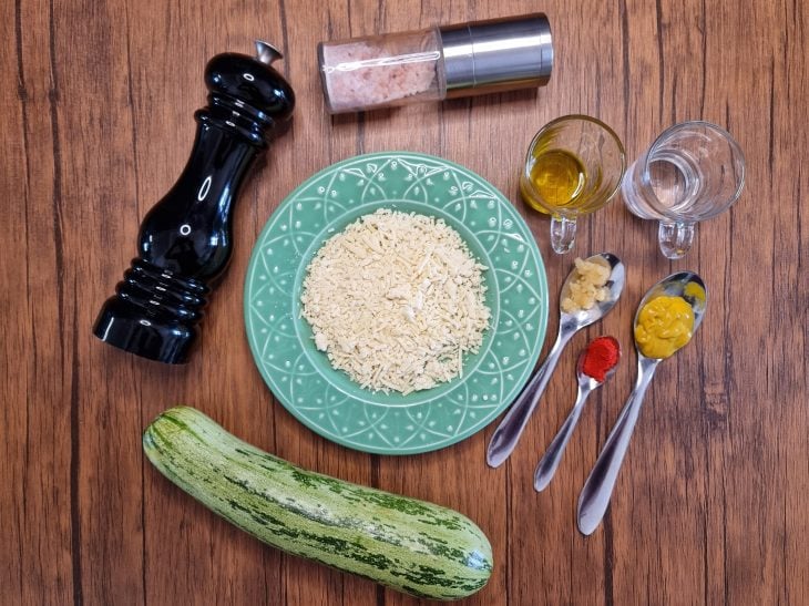 ingredientes reunidos para o preparo do chips de abobrinha com parmesão