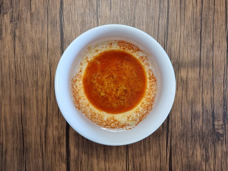 azeite, água, dente de alho, mostarda, sal, pimenta e páprica misturados em um recipiente
