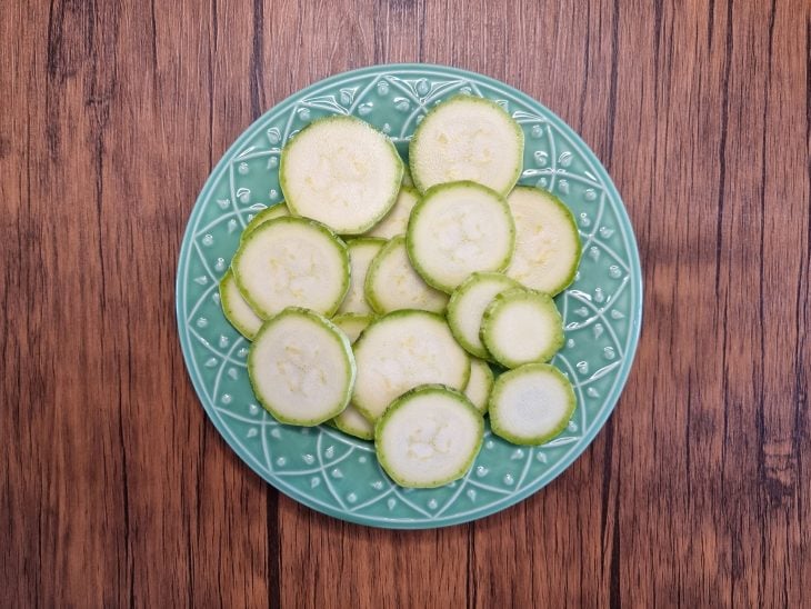 abobrinhas higienizadas e fatiadas