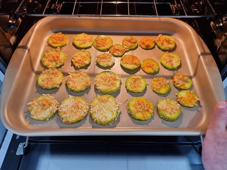 abobrinhas já empanadas na forma, dentro do forno