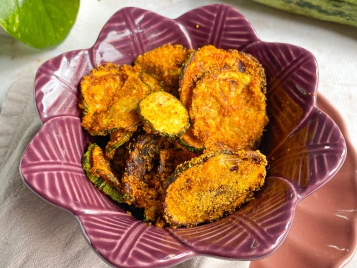 Um bowl com chips de abobrinha na air fryer.