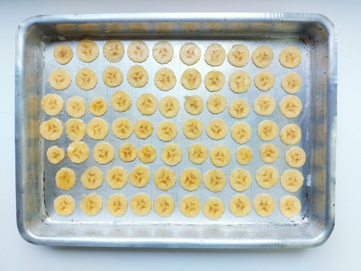 Uma forma com rodelas de banana.