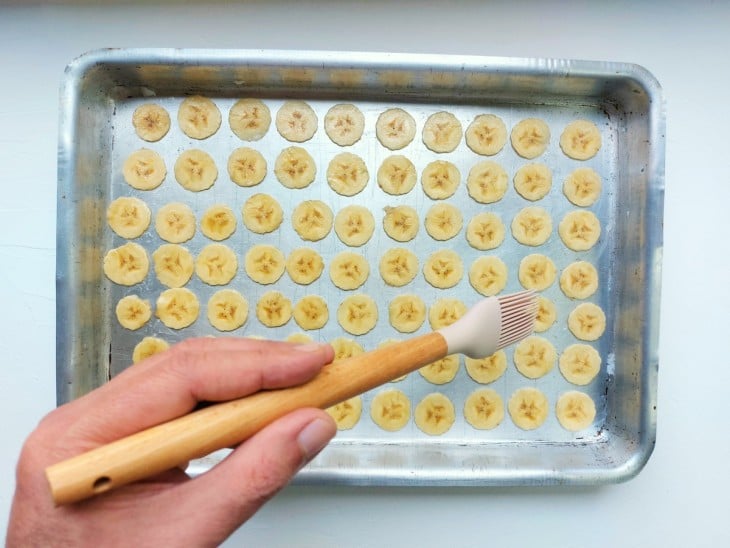 Uma forma com rodelas de banana.