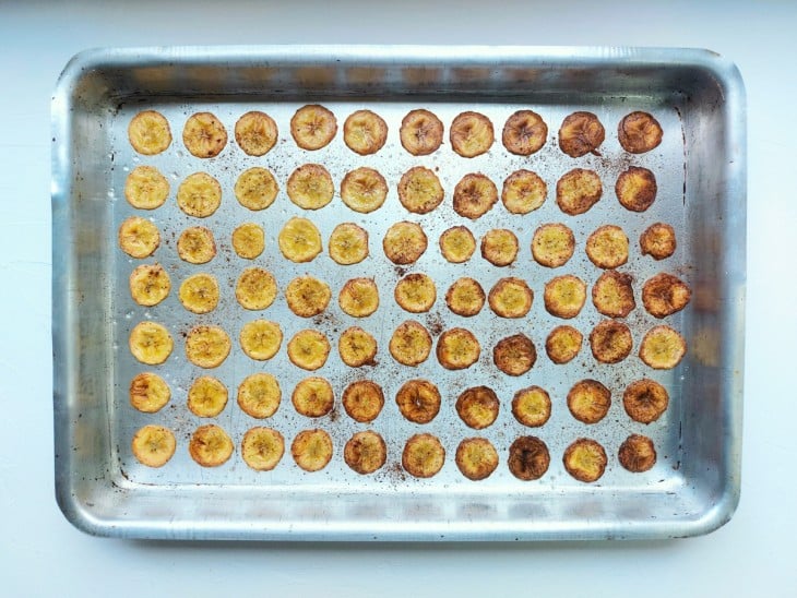 Uma forma contendo vários chips de banana.