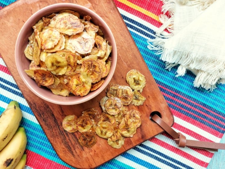 Um recipiente contendo vários chips de banana.