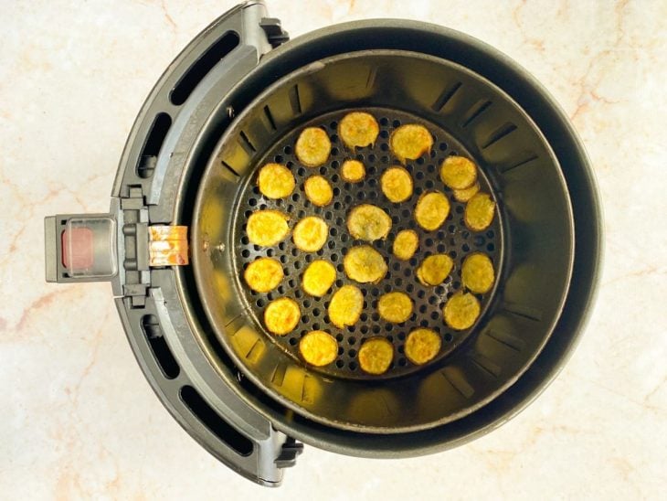 Rodelas de banana crocantes e douradas na air fryer.
