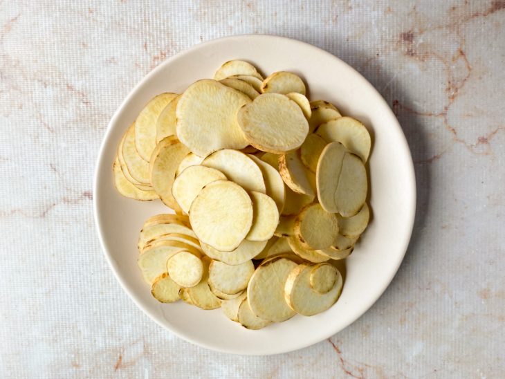 Batata-doce cortada em rodelas finas.