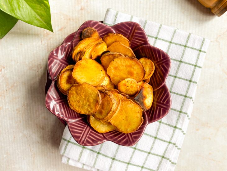 Batatas chips prontas e servidas em tigela.