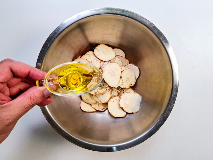 Fatias com temperos e azeite.