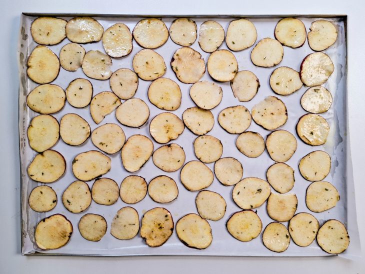 Fatias acomodadas numa assadeira.