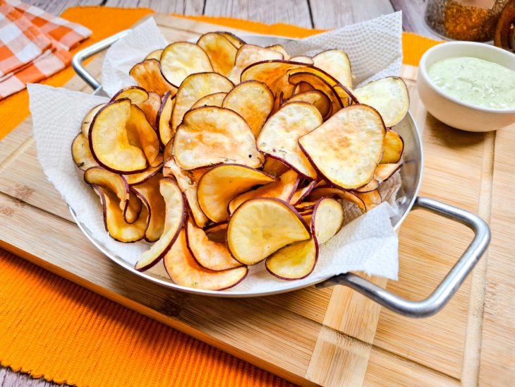 Chips de batata-doce no forno prontas para consumo.