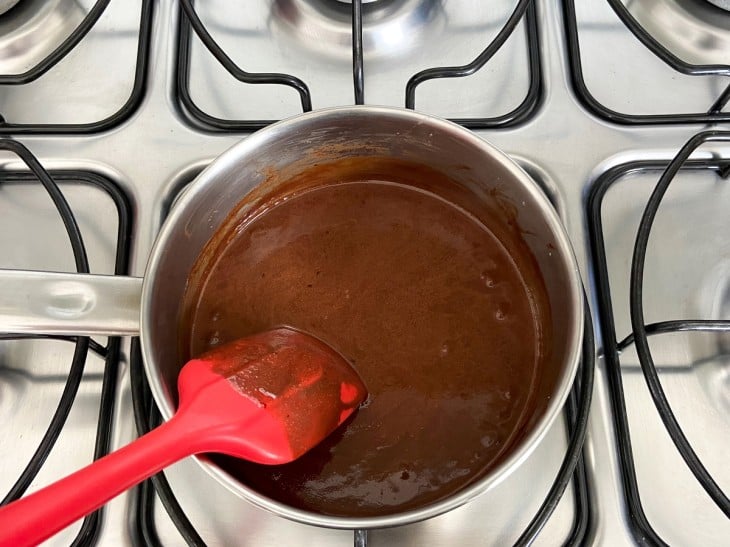 Mistura de chocolate brevemente líquida.
