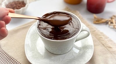 Chocolate quente com barra de chocolate