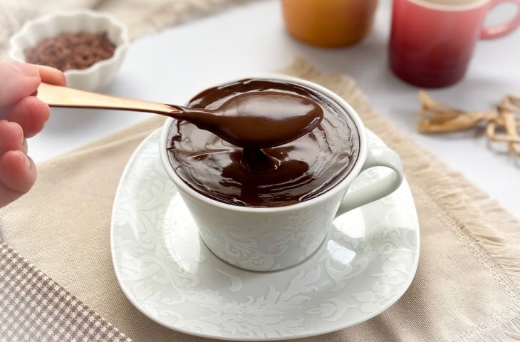 Chocolate quente com barra de chocolate