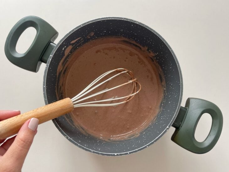 Creme de leite e achocolatado misturados na panela.