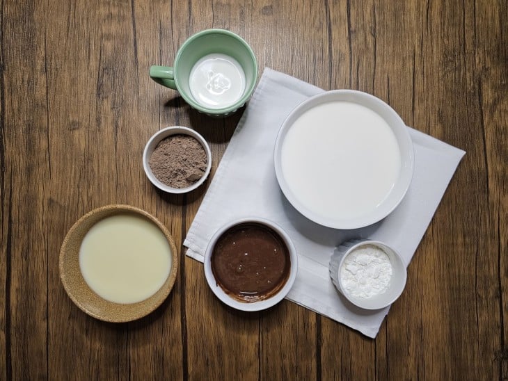 Ingredientes do chocolate quente com leite condensado reunidos.