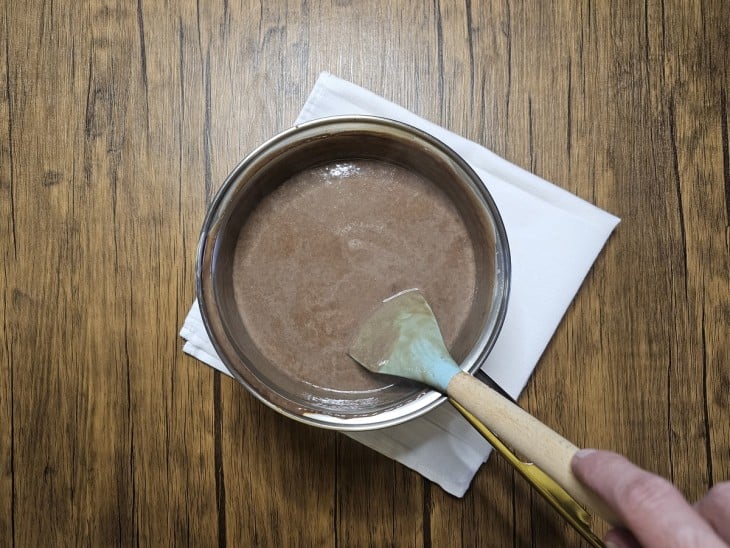 Ingredientes do chocolate quente reunidos homogeneamente em uma panela.