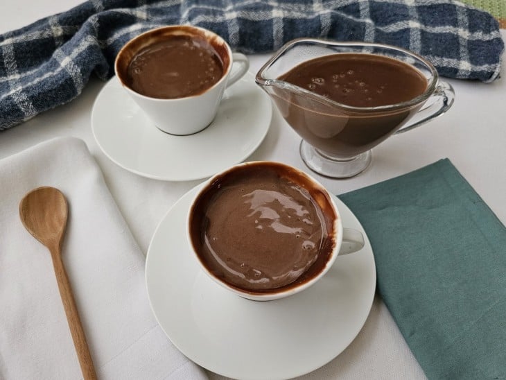 Chocolate quente com leite condensado servido em xícaras.