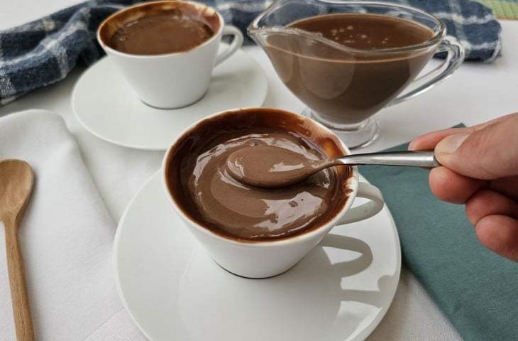 Chocolate quente com leite condensado