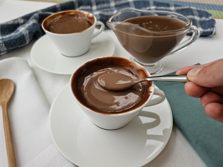 Chocolate quente com leite condensado servido em xícaras.