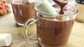 Chocolate quente com leite em pó
