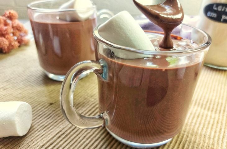 Chocolate quente com leite em pó