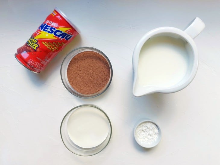 Todos os ingredientes do chocolate quente com nescau reunidos.