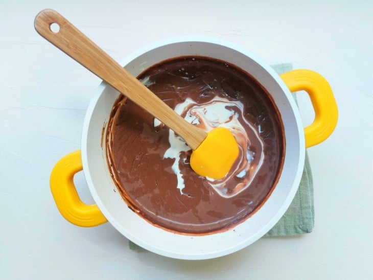 Creme de leite adicionado e mistura nos ingredientes do chocolate.