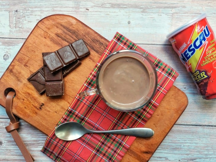 Chocolate quente com nescau finalizado e servido em uma xícara.