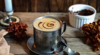 Chocolate quente com pasta de amendoim