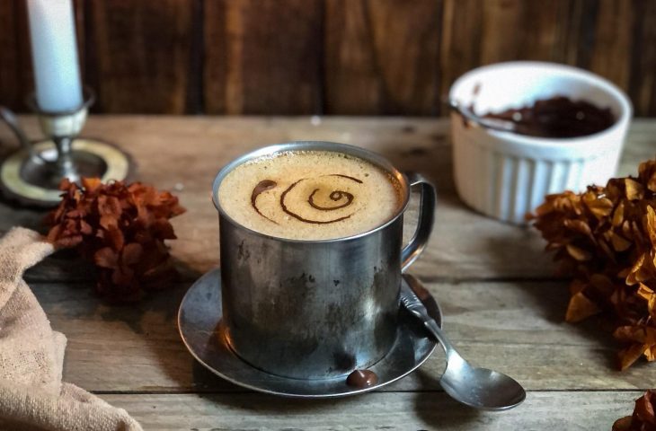 Chocolate quente com pasta de amendoim