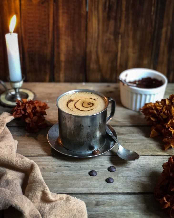 Chocolate quente com pasta de amendoim