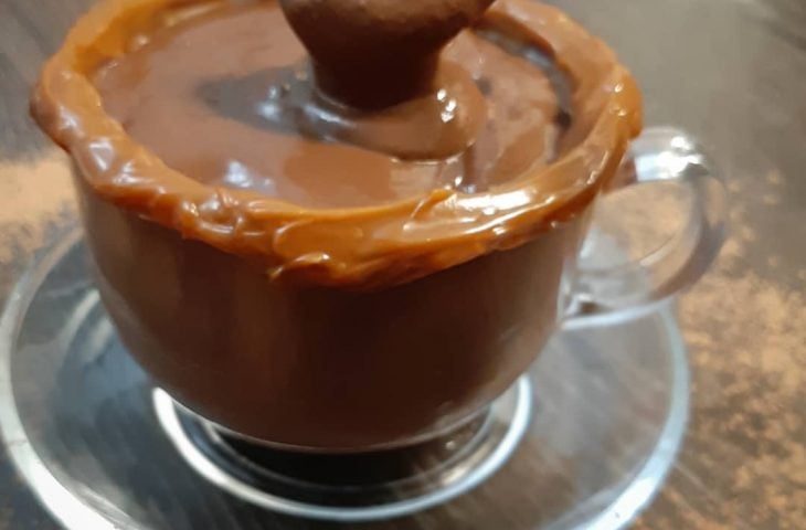 Chocolate quente cremoso com doce de leite