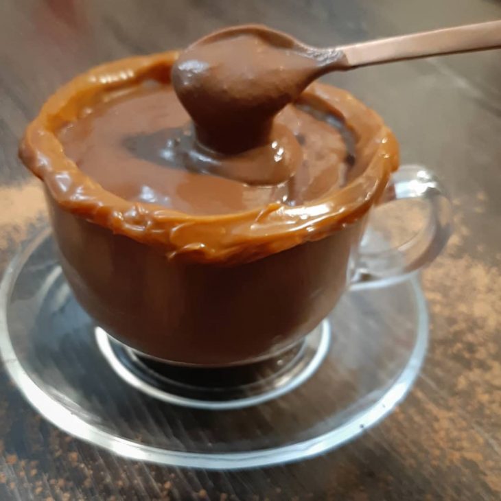 Chocolate quente cremoso com doce de leite