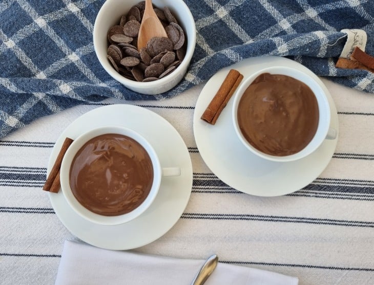 Chocolate quente cremoso fácil finalizado.