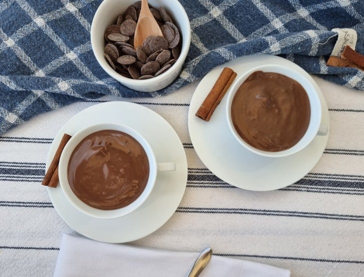 Chocolate quente cremoso fácil finalizado.