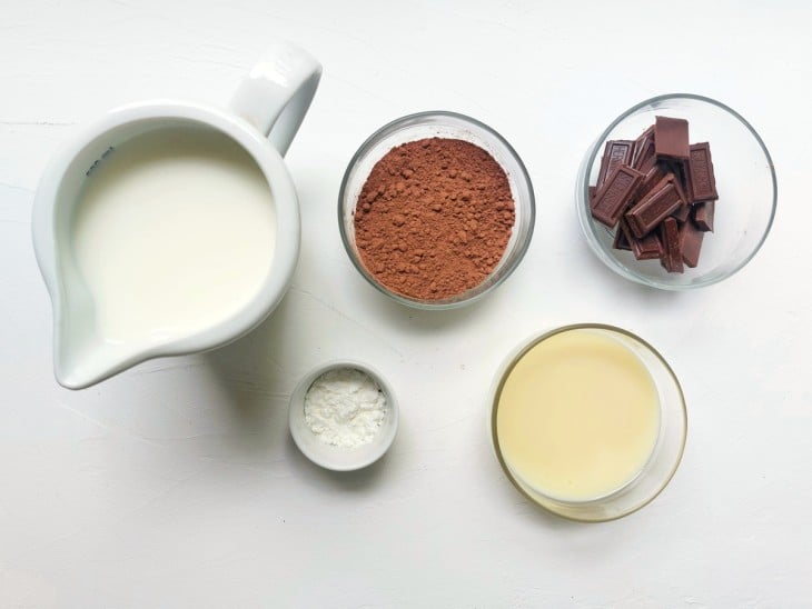 Ingredientes do chocolate quente sem creme de leite reunidos.