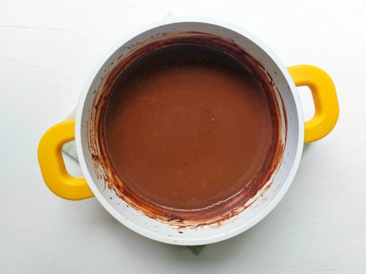 Panela com chocolate quente sem creme de leite.
