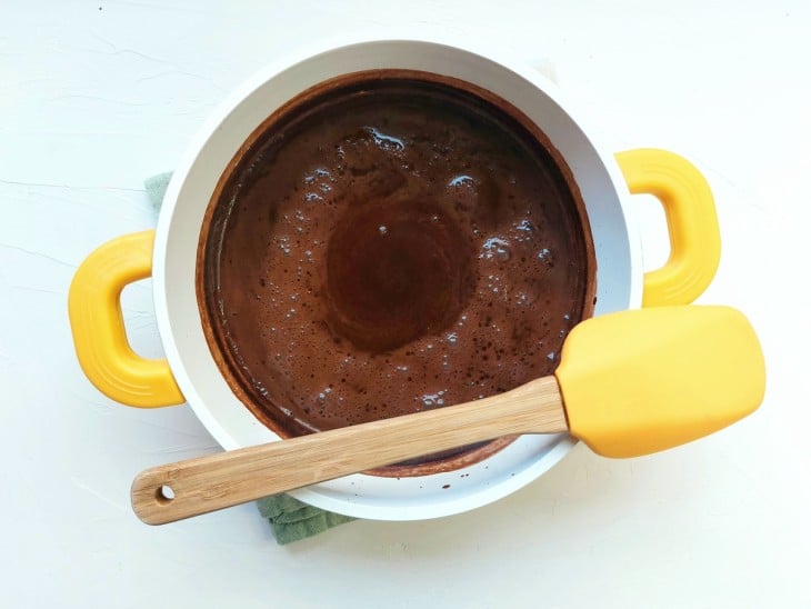 Uma panela com chocolate quente sendo preparado.