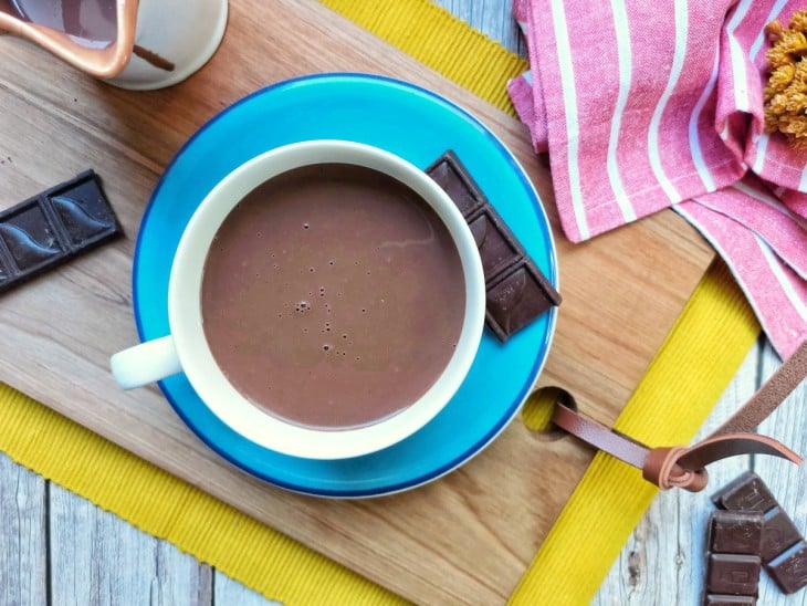 Uma xícara com chocolate quente sem Maizena.