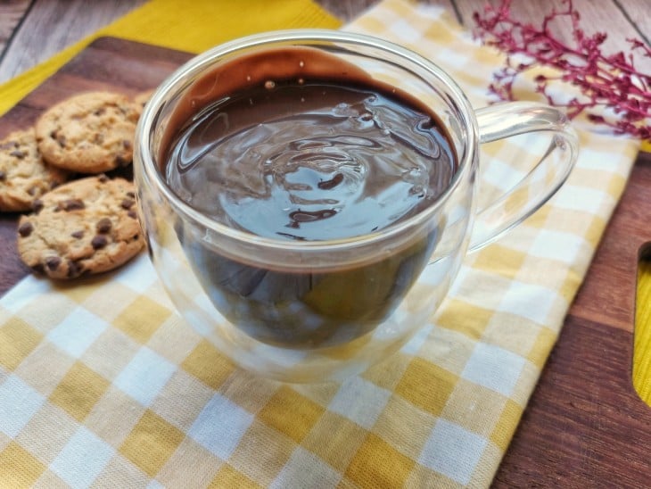 Uma xícara com chocolate quente simples.