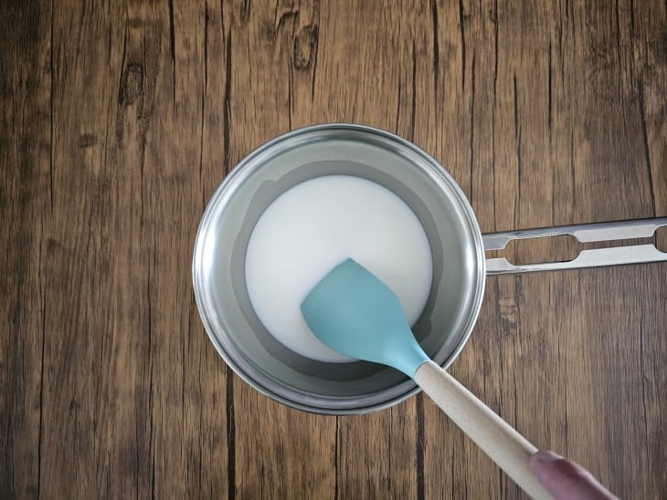 Uma panela com leite e leite de coco.