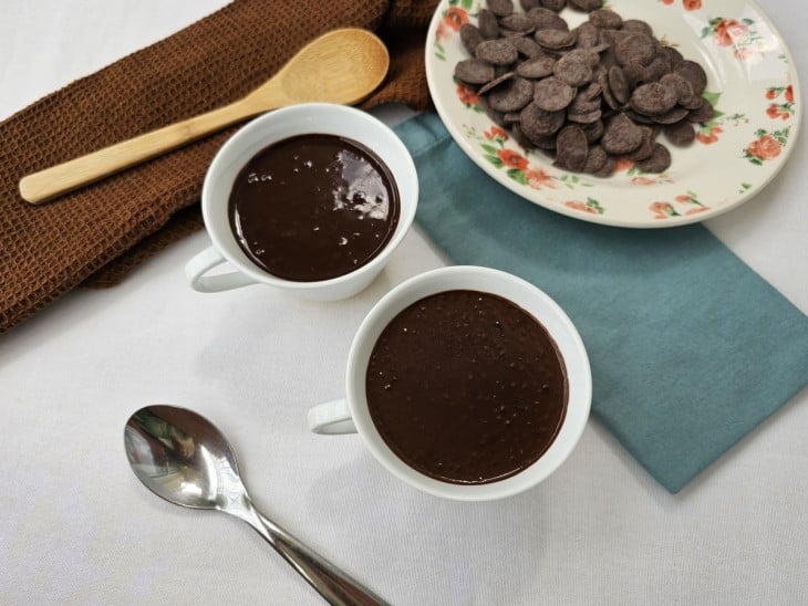 Duas xícaras de chá contendo chocolate quente supercremoso fit.