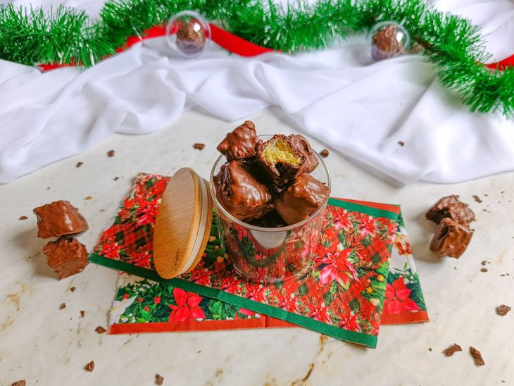 Chocotone bites prontos, reservados em um pote com tampa.