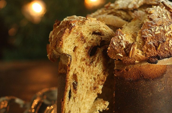 Chocotone com cobertura de amêndoas e avelãs