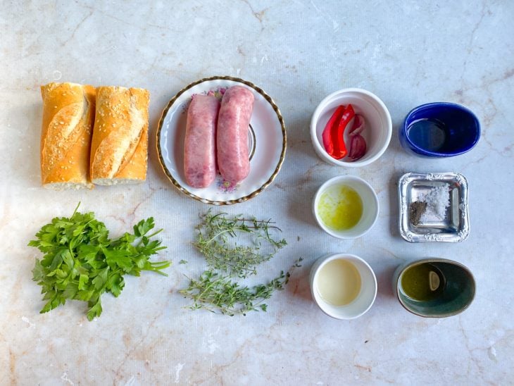 Ingredientes para a receita de choripan reunidos em uma bancada.