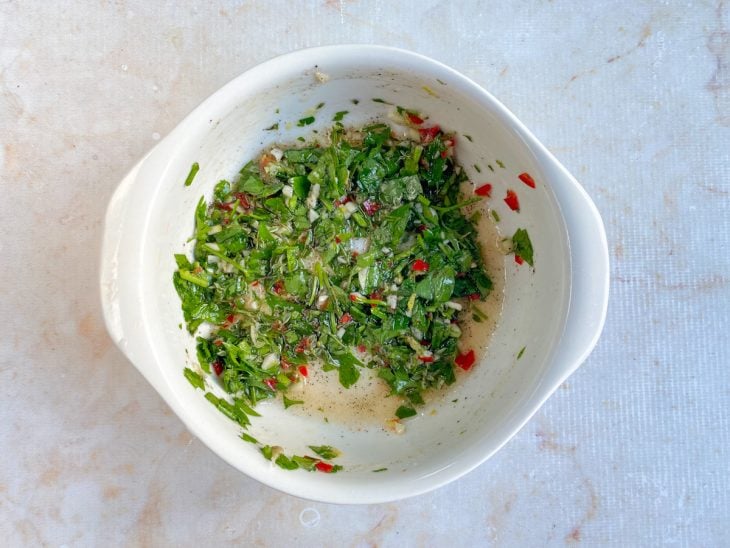 Ingredientes adicionados e incorporados no recipiente.