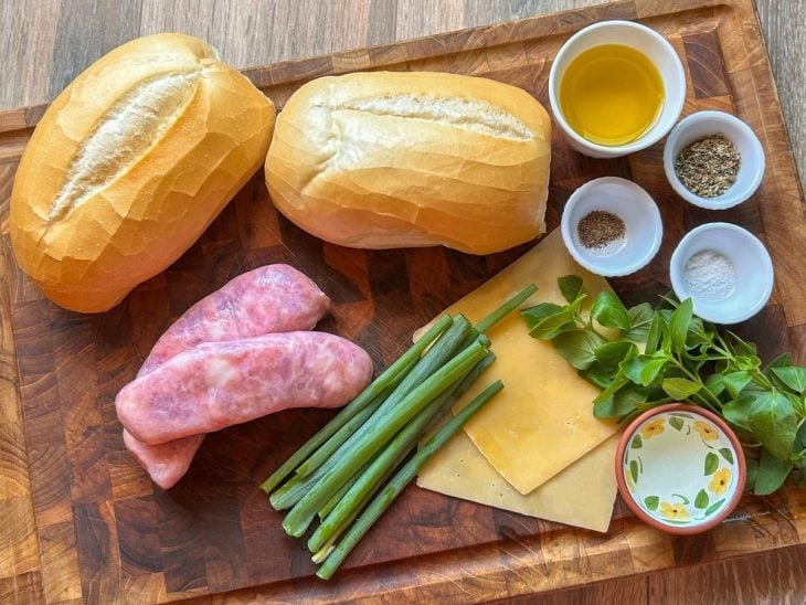 Ingredientes reunidos em uma bancada.