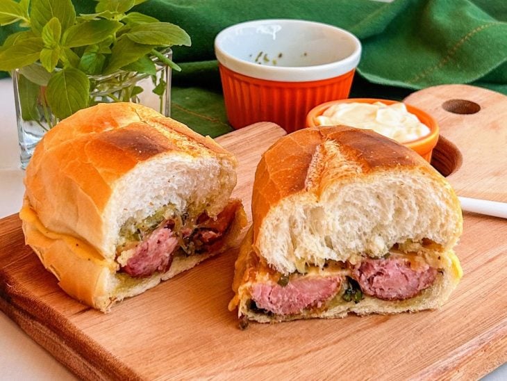Choripan cortado ao meio pronto para consumo.